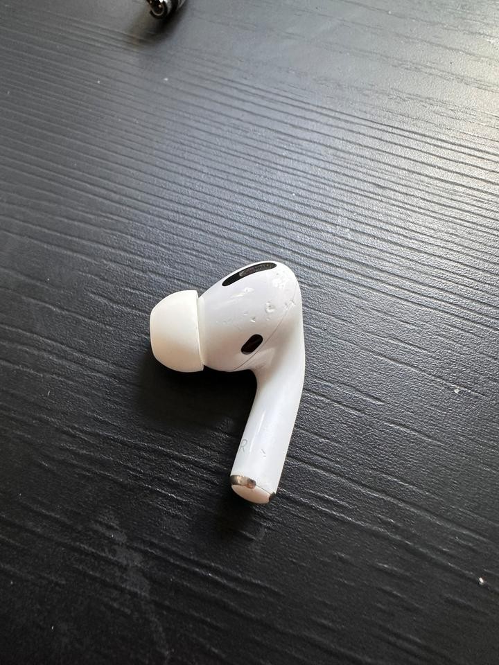 Right AirPod — AirPods Pro 1