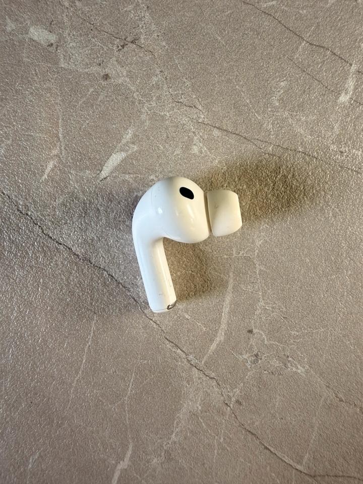 Left AirPod — AirPods Pro 3