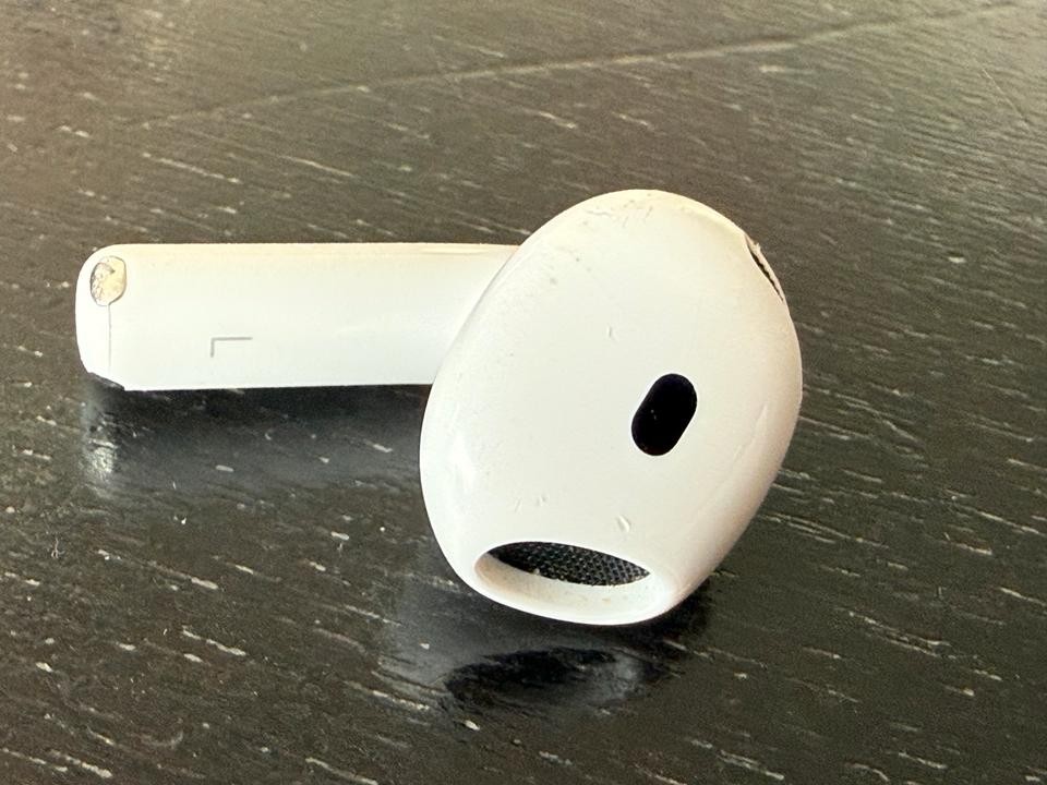 Left AirPod — AirPods 4 ANC