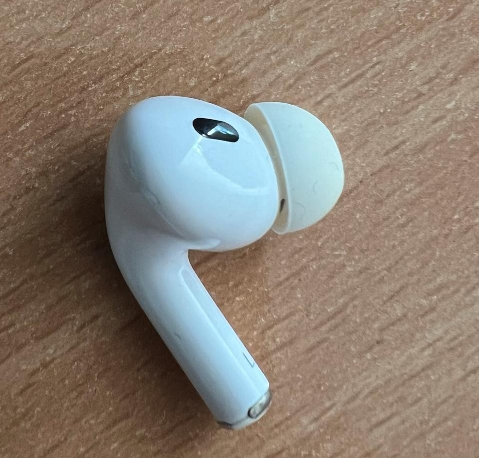 Left AirPod — AirPods Pro 2 USB-C