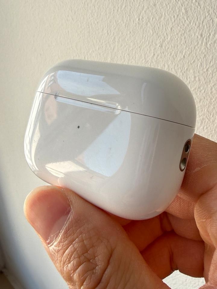 Charging case — A2700 - AirPods Pro 2 Lightning case